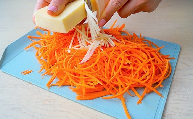 Простой салат из моркови с сыром и чесноком: любимец будней и праздников