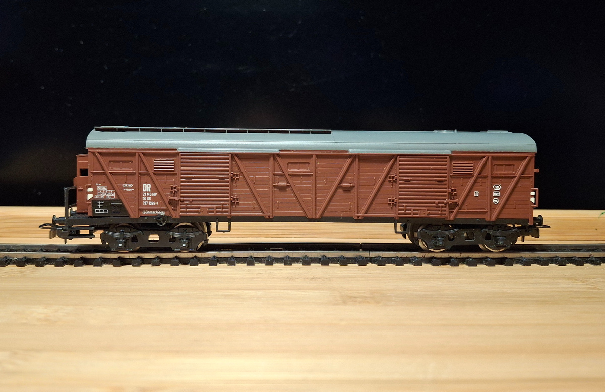 крытый грузовой товарный вагон с будкой