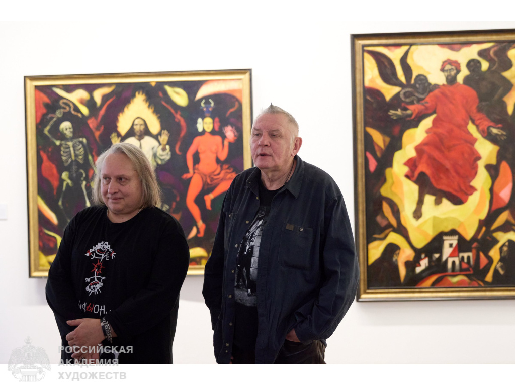 Гости выставки «Пробуждение Сакрального» Веры Мыльниковой в МВК РАХ (Москва, Пречистенка, 19). Фото: Виктор Берёзкин, пресс-служба РАХ. 2025