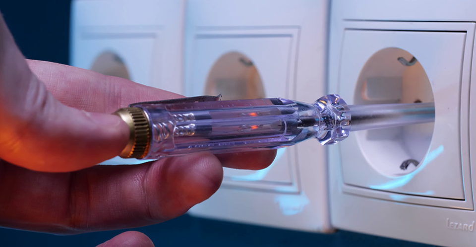 Индикаторная отвертка: когда она врет и почему светится «сама по себе»