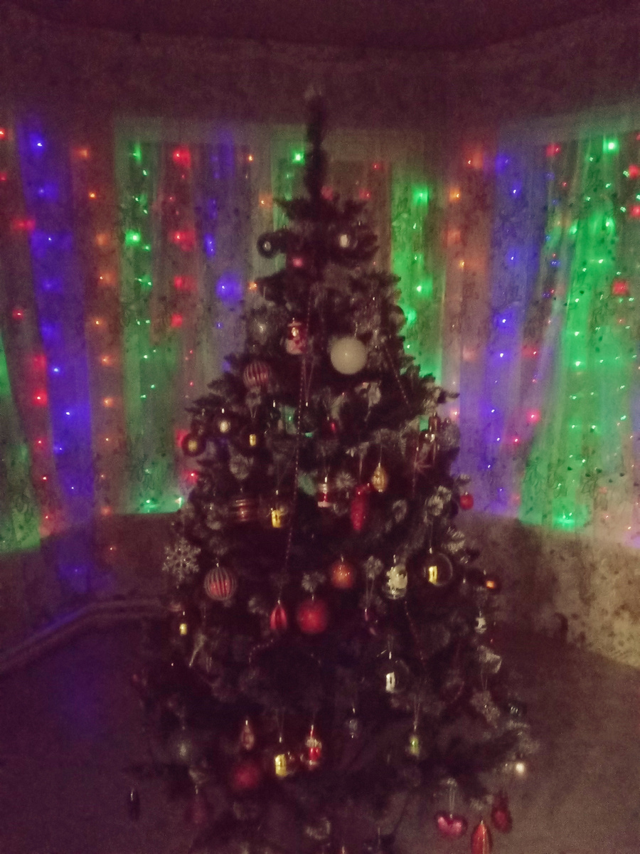 Если что на фотке фильтр, потому что оригинальная фотка так себе получилась, а с фильтром лучше 