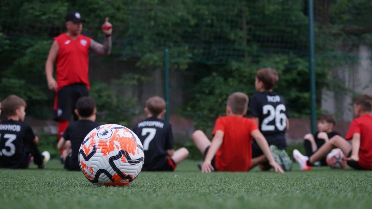 ФК ЛУЧ Москва - тренировочные сборы 2025. Тренер общается с ребятами на тренировке.