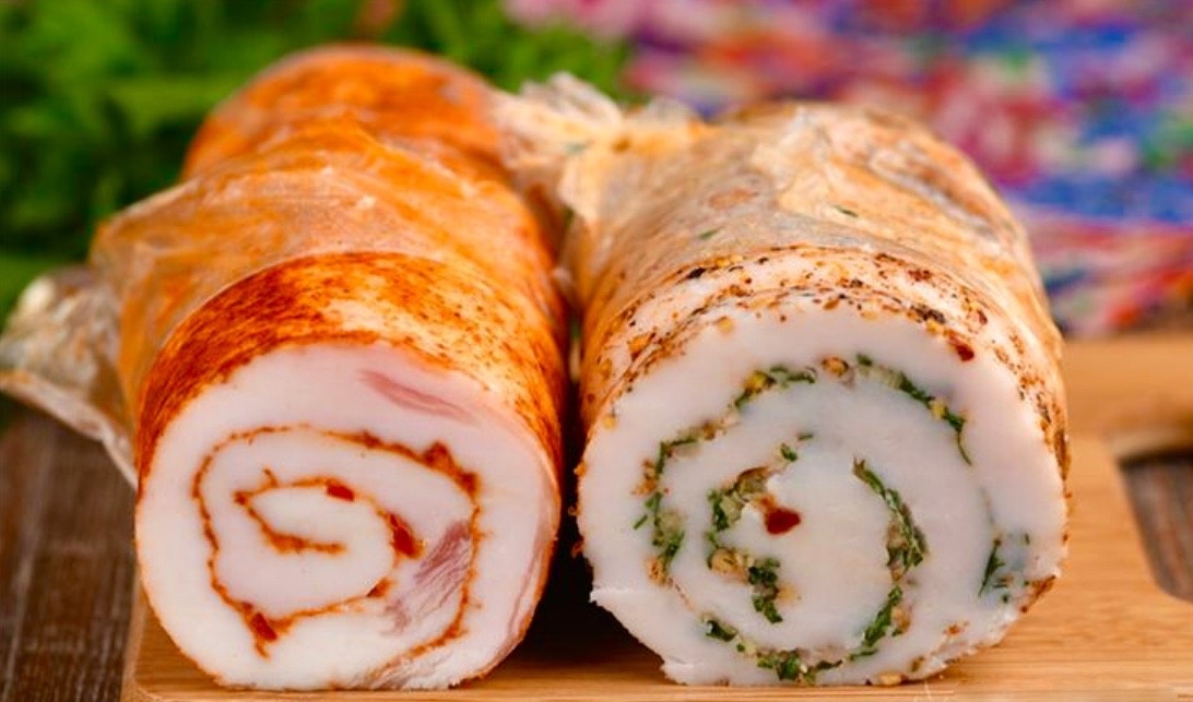 Ассорти из пикантных рулетов из сала.