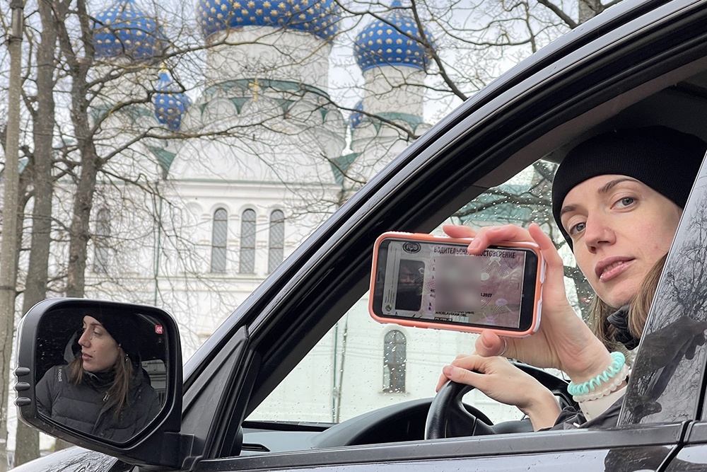    Увы, но фотография прав на смартфоне на дороге не проедет. / Сергей Михеев