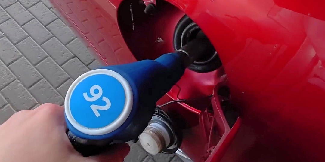 АИ-92 против АИ-95: почему «менее премиальный» бензин иногда оказывается лучше