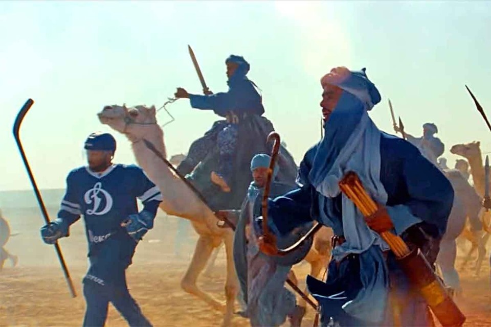    В Марокко сняли бегущих по Сахаре хоккеистов «Динамо» кадр из фильма