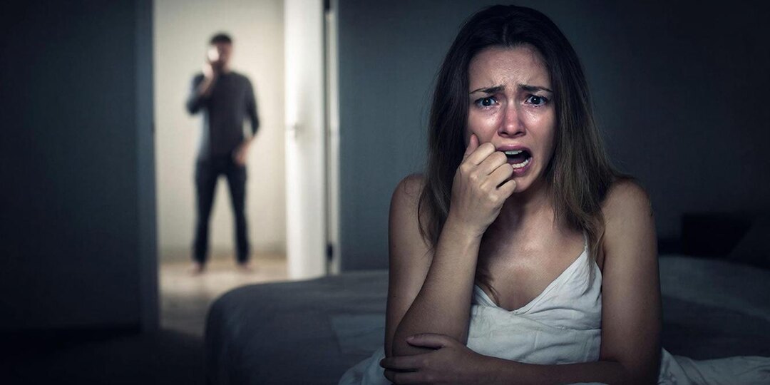 Проснулась ночью, проверить заведён ли будильник. А услышала как муж тихо что-то шепчет по телефону в ванной...