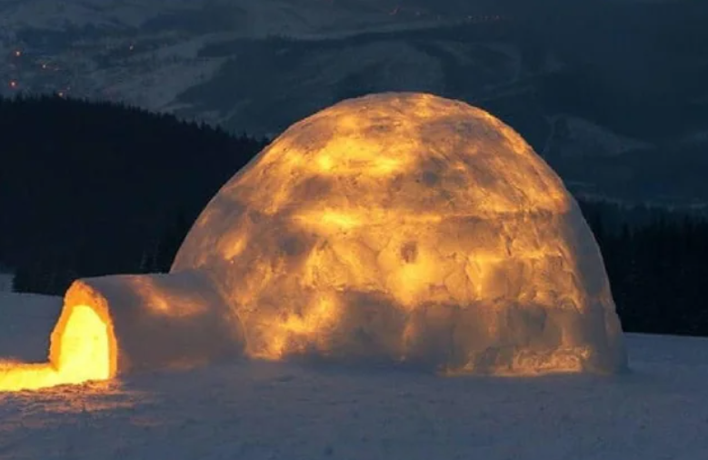 Внутри иглу горит костёр