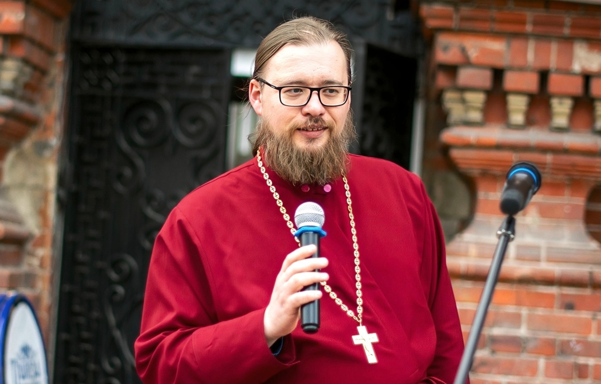 Александр Ермолин — иерей, настоятель храма Смоленской иконы Божией Матери в селе Соловцово и храма Блаженной Матроны и Ксении Петербургской в Казани.