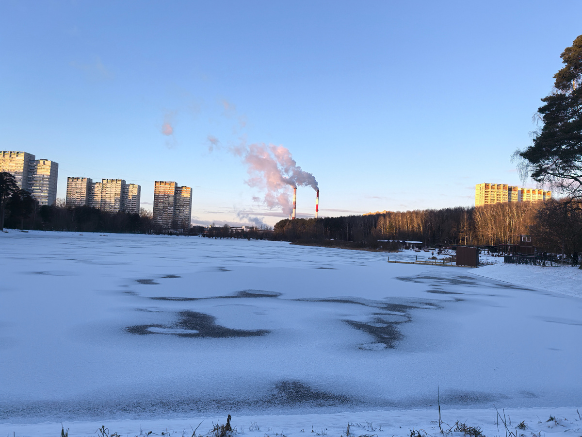 Утро на Школьном озере, пока отсутствовал пляж оборудовали