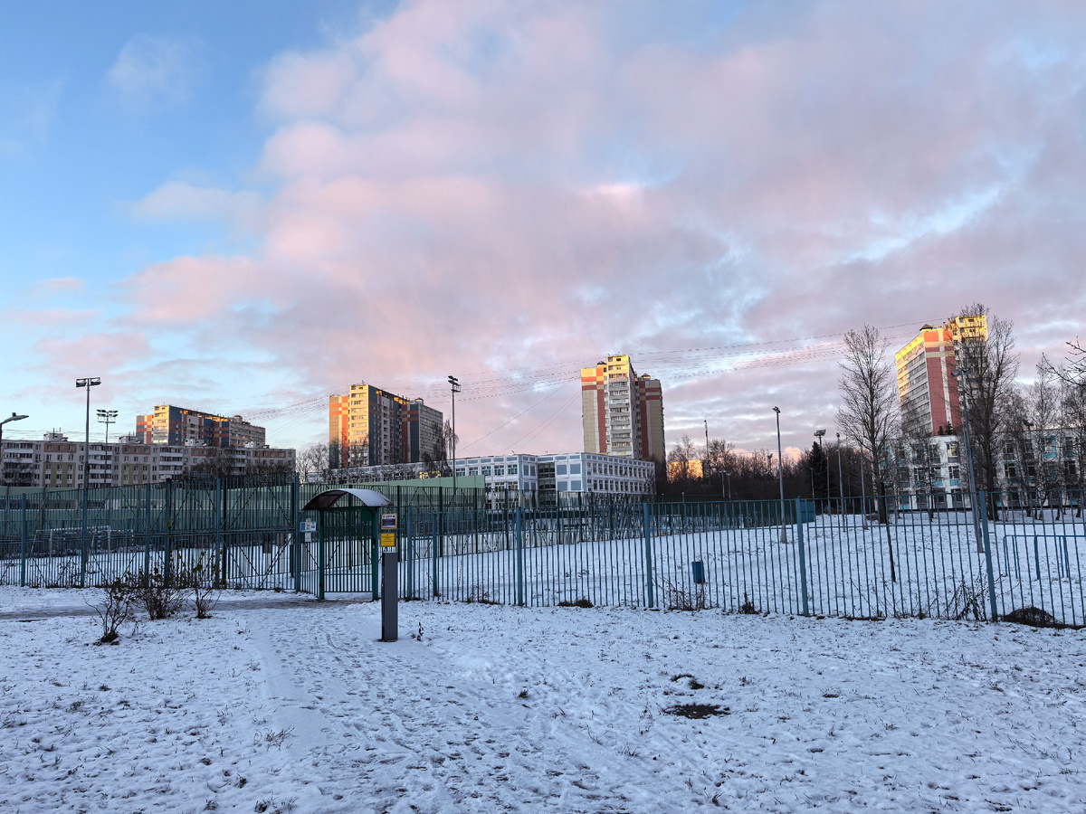 В обе школы ходил, раньше таких заборов не было