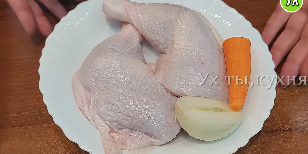 Салат с курицей.