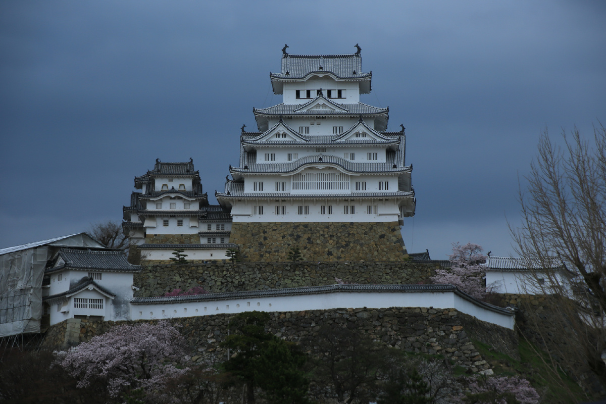 Замок Химедзи, Япония. Этот замок был построен в XIV веке и связан с несколькими историческими фигурами, включая Икеду Хёбу, который руководил его строительством в XVII веке.