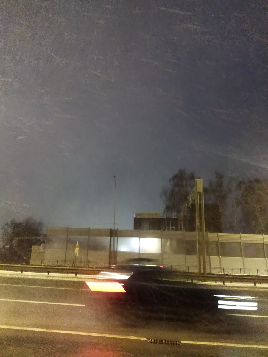 Снег с сильным ветром. Даже камера не может сфокусироваться.