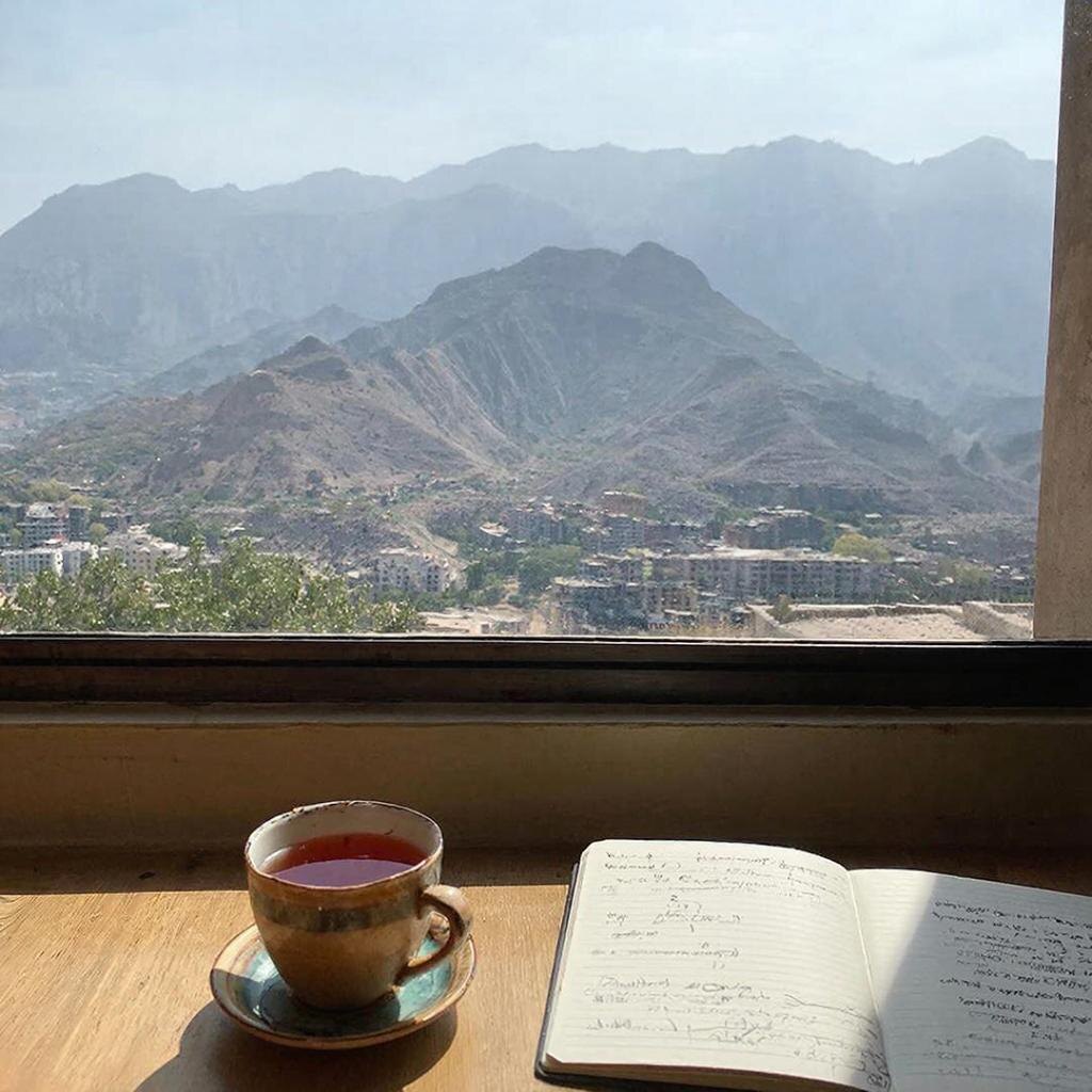 Утро дня, когда всё изменилось. Тишина перед бурей новых знакомств и возможностей. Сгенерировано ИИ.