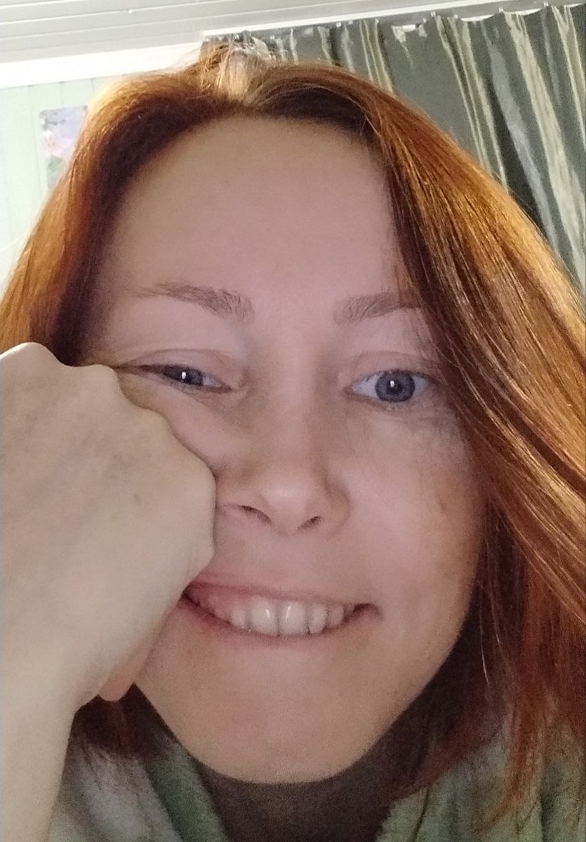 Я понимаю, почему многие женщины не хотят идти в глубинную работу со своим сознанием...

😳Там реально есть, чего бояться...

В дальних уголках души прячутся такие замысловатые то ли демоны, то ли чертики, а то ли непринятая сила..

В какой-то момент очень хочется вернуться к незнанию этой части себя, потому что она реально пугает...

Пугает своей непонятностью, 
пугает своей бесконтрольностью, 
пугает своей мощью...

А еще больше пугают живые чувства и эмоции, которые так тщательно блокировались...

Потому что вместе с ними приходят и другие чувства, которые блокировались еще сильнее...

Боль...
Страх...
Вина...

А если не смогу с этим всем  справиттся...

А я, оказывается, не такая уж белая и пушистая...

Это о себе узнавать, мягко говоря, неприятно...

Да, эти периоды внутренней перестройки могут быть жесткими, даже слишком жёсткими...

И все равно...
Я выбрала бы пойти в этот непростой опыт снова, даже зная какая трудная внутренняя работа меня ждет...

Я все равно больше нравлюсь себе более полной и искренней, чем половинчатой и прикрытой маской удобства...

Да, увидеть своих внутренних демонов и подружиться с ними...
Вообще нифига не просто...

Да, непросто...
Но оооочень интересно...

Бульварные романы отдыхают по сравнению с тем внутренним миром, который в нас дремлет...

Дремлет до поры до времени...

Пока не захочется познакомиться и подружиться с собой!

Если уже давно чувствуете этот внутренний позыв души - узнать о себе много нового и интересного...

Энеросессия - один из мягких и экологичных способов!

Сейчас мы все, хотим или не хотим, переживаем внутренние трансформации...

И гораздо легче это все проживается, когда понимаешь, что же с тобой происходит...
И можешь включить наблюдателя, а не истеричку...

Спасибо огромное подругам, которые могут иной раз хотя бы просто выслушать всю ту хрень, которая происходит в голове...
Это тоже огромнейшая помощь...

Записывайтесь на сессию,
Будьте бережны и внимательны к себе!

8-911-1234-871