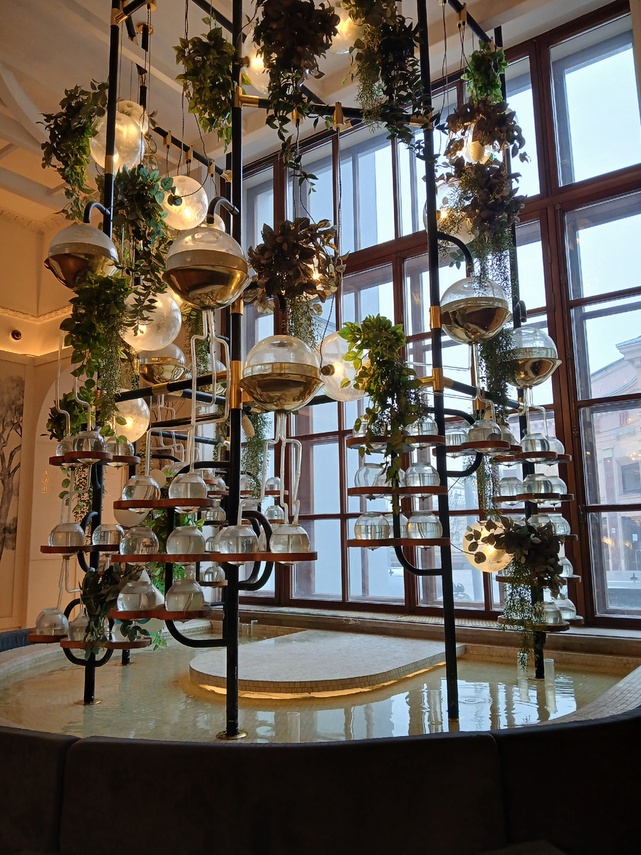 Целая лаборатория по выращиванию растений. Фото автора статьи в холле киноцентра в Москве.