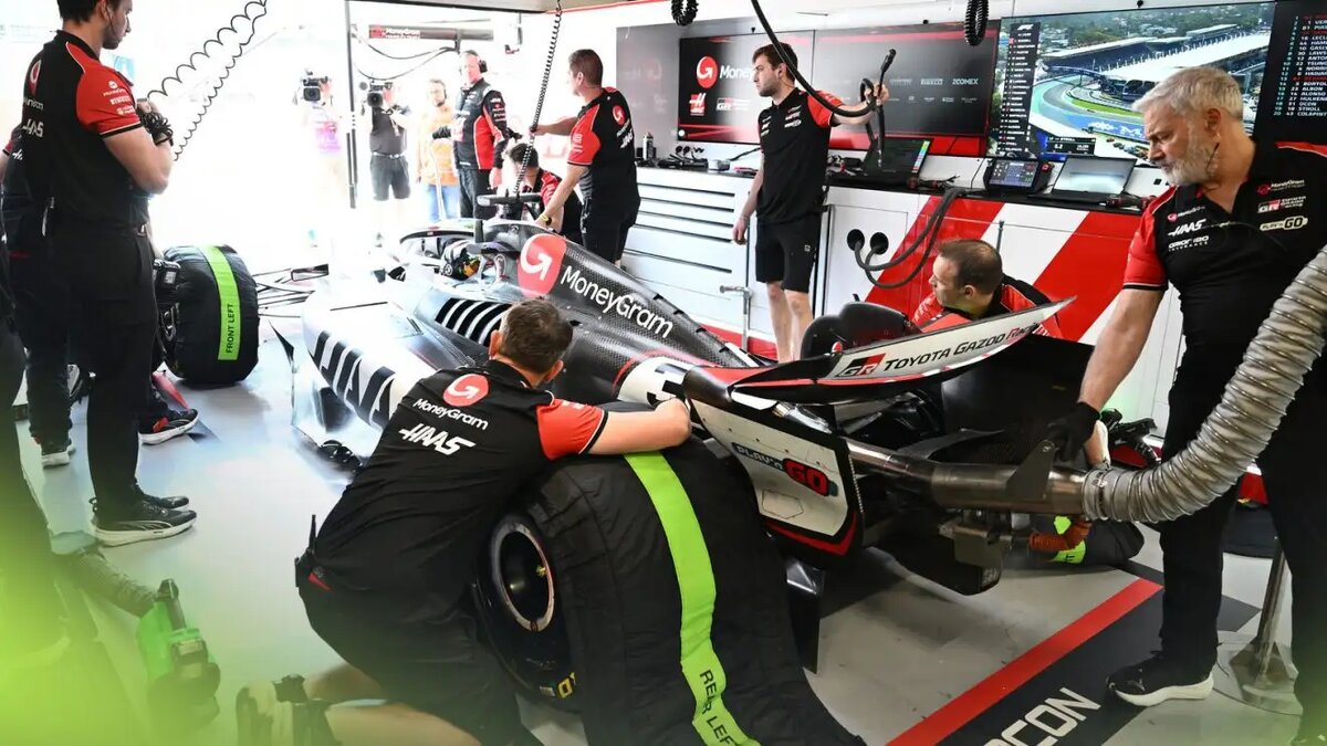 Эстебан Окон готовится выехать из боксов Haas