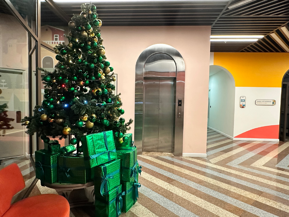 Зеленая ёлка, нарядная в нашем доме.