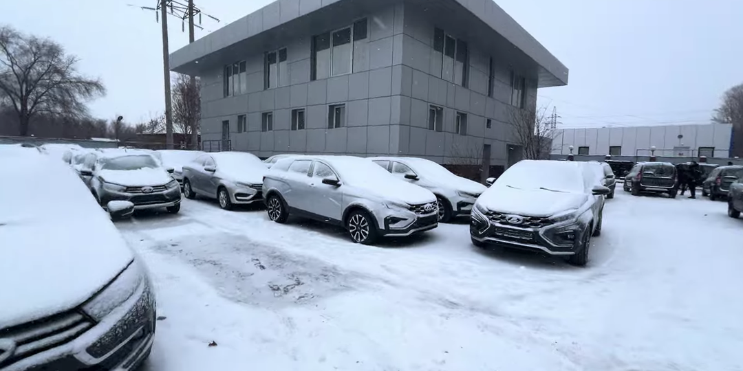 «Скидывайте 40% или закрывайте лавочку»: склады АвтоВАЗа забиты новыми машинами, а народ требует снижения цен - завод загнал себя в угол
