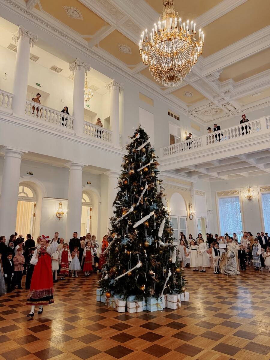 Елка в Доме Пашкова