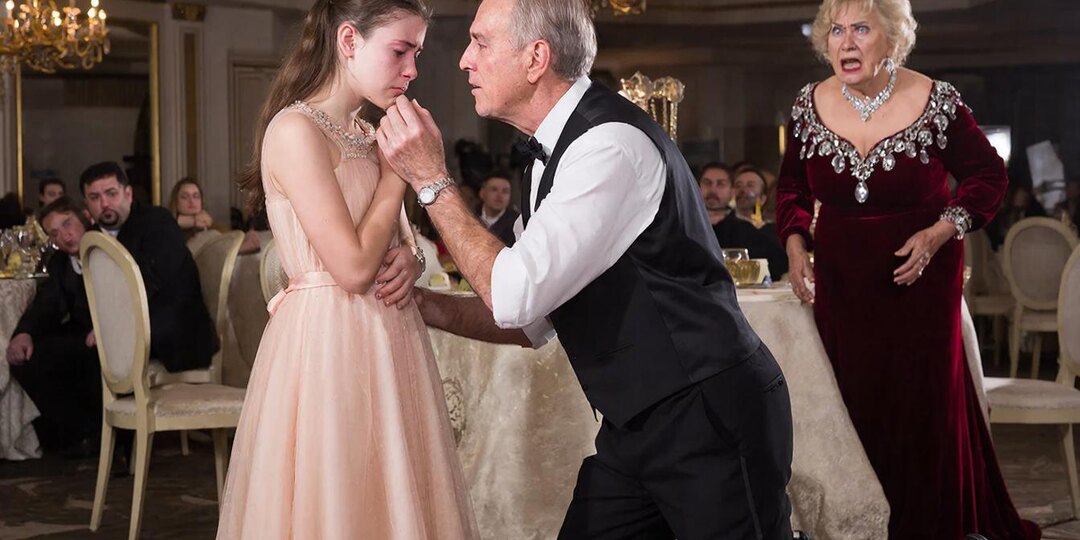 — Сними это тряпьё,у нас сегодня люди приличные в гостях.Не позорь семью мужа своим базарным видом, —свекровь швырнула невестке новое платье