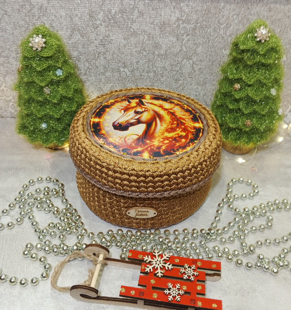 А эту с лошадкой  тоже  одну сделала, тяжело было подобрать цвет для шнура.