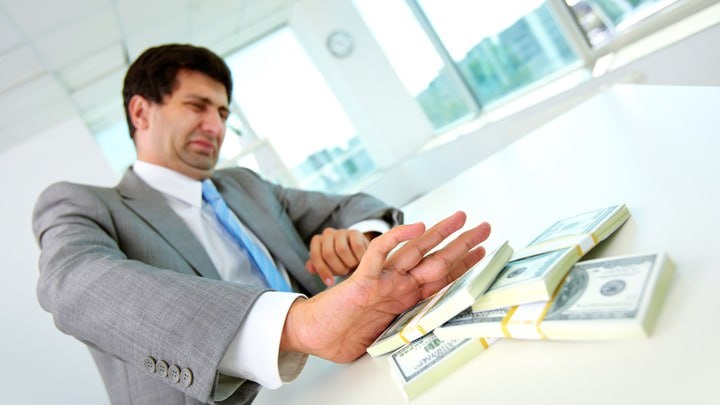    Откуда у них всё это? Как можно было "заработать", находясь на госслужбе, столько денег, что вагона мало будет? Фото: Pressmaster/shutterstock.com