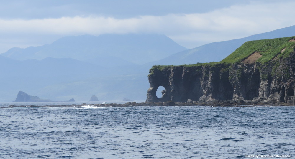Вокруг Итурупа. Береговой путеводитель. Ч.5 В Дырявой скале