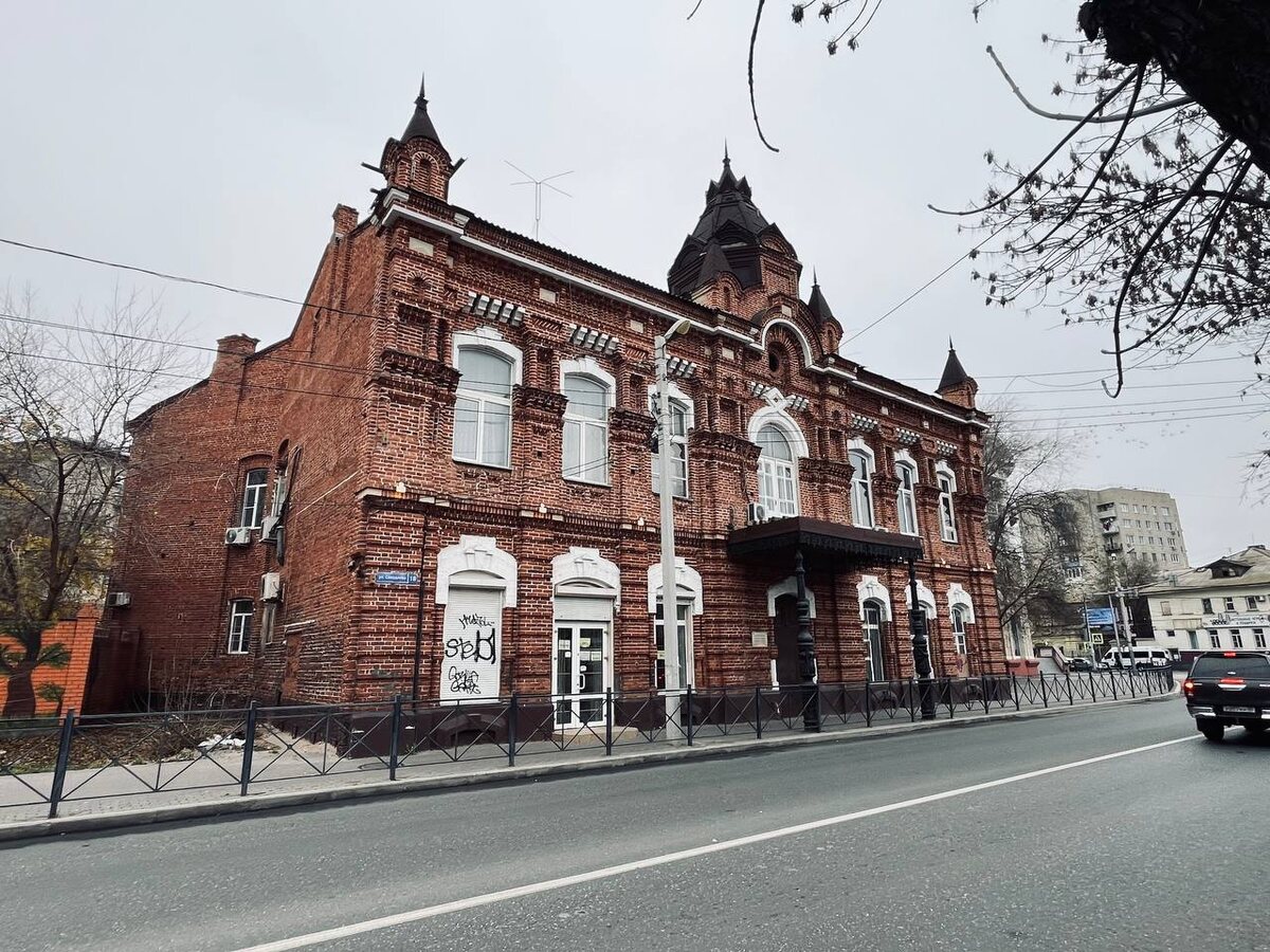 Свердлова, 18: башенки настороженно смотрят на улицу, как будто всё ещё ждут возвращения своей хозяйки