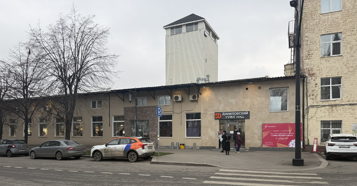 За час до открытия люди уже начали собираться.