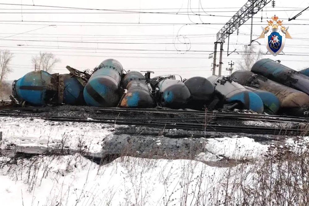    Станция Чаис: с рельсов сошли два локомотива и 23 цистерны с мазутом. / Центральное МСУТ СК России