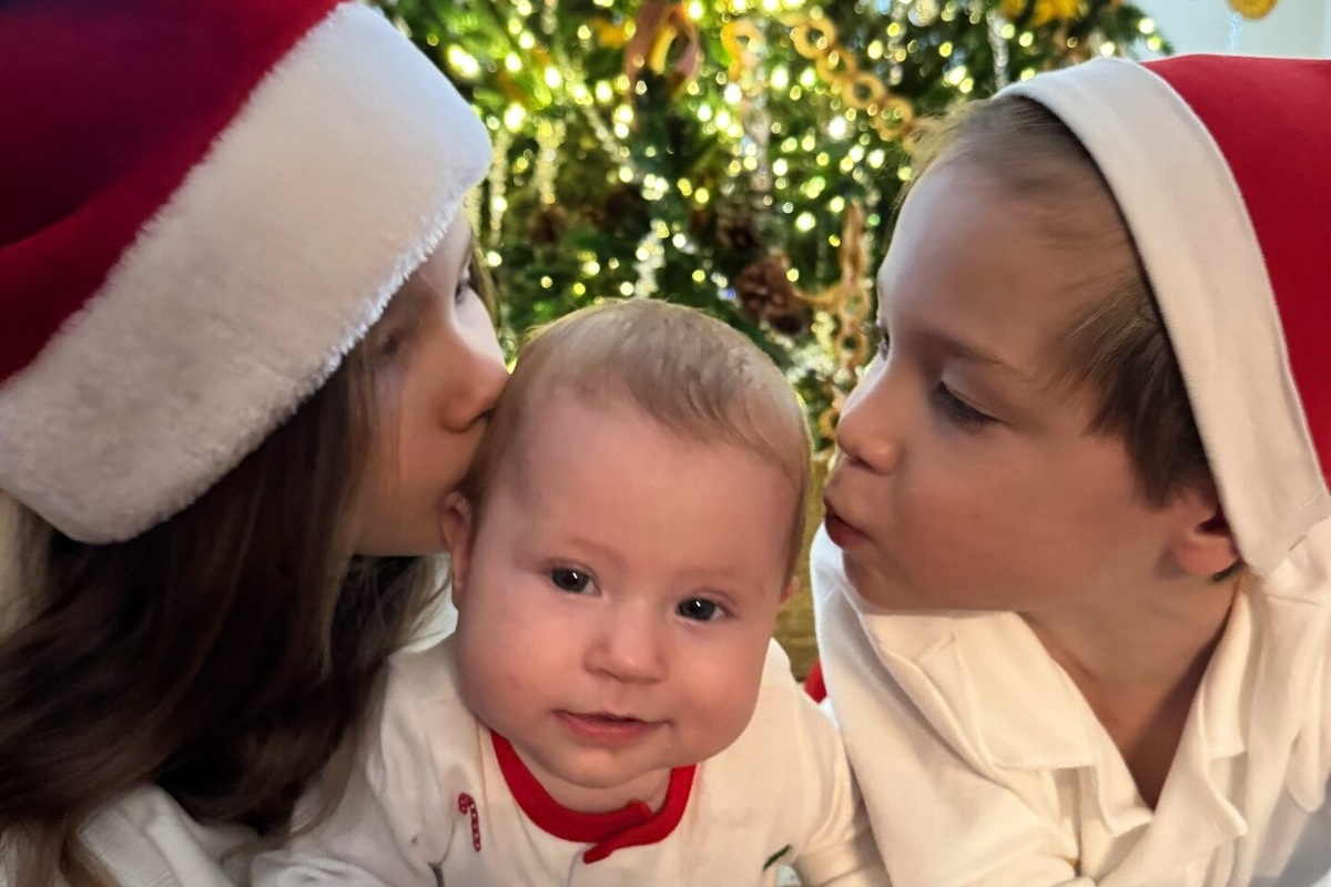     Ида Галич показала умилительные фото маленькой дочери, сына и падчерицы у праздничной ёлки