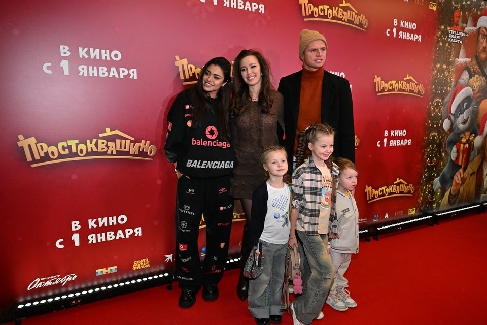    Бывший муж Ольги Бузовой, футболист Дмитрий Тарасов, появился на премьере фильма «Простоквашино» вместе со своей третьей женой, моделью Анастасией Костенко и четырьмя их детьми. Михаил ФРОЛОВ