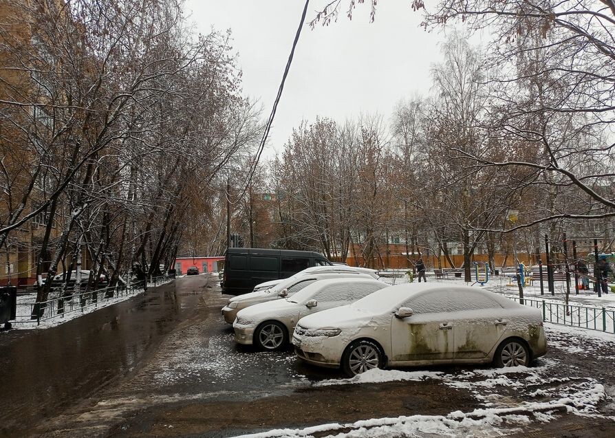 Машины сттоят на специально оборудованной парковке. Но над ней нависает электрический кабель. И никто не даст гарантий, что он не упадет в ближайший момент!