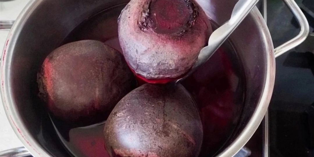 Не варю свеклу часами - достаточно 15 минут: одна уловка при варке - выходит вкуснее, сочнее и без запаха на весь дом