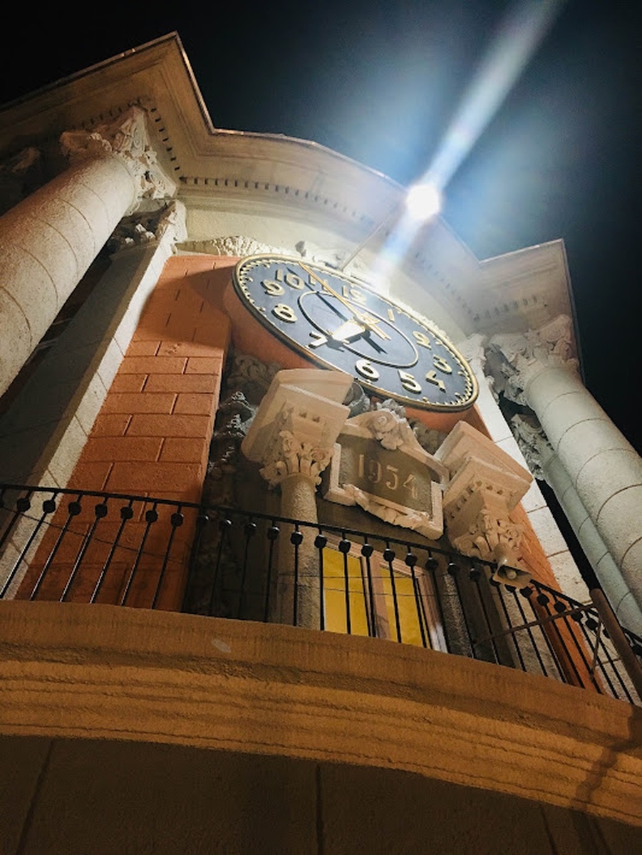 Главные куранты Екатеринбурга будят горожан. Фото: Дмитрий Полянин