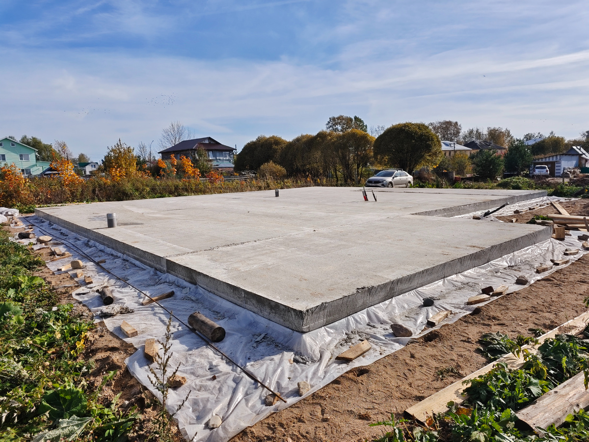 Так начинается дом нашей мечты. Плита 13 на 15 метров — первый и самый ответственный шаг, который растянулся на целое лето.