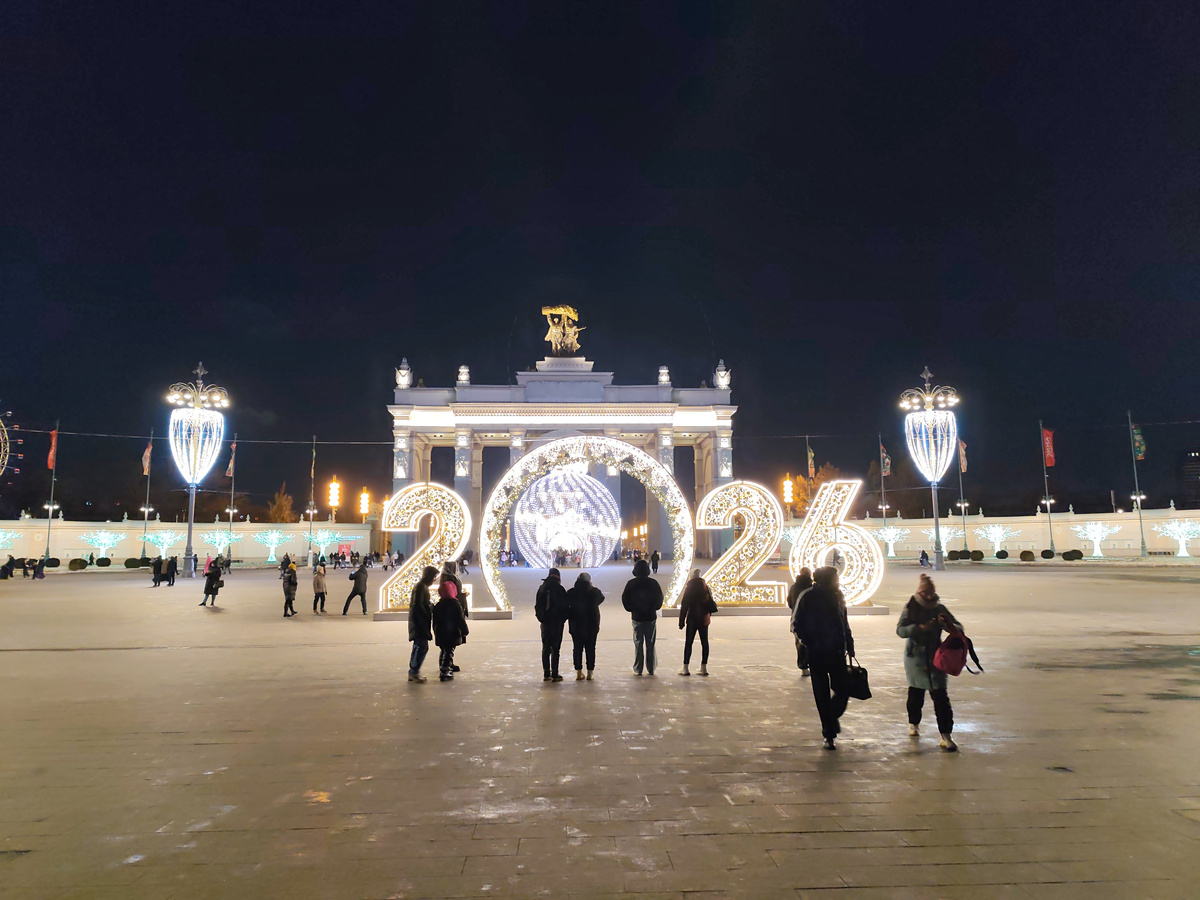 Как ВДНХ украсили к Новому Году 2026