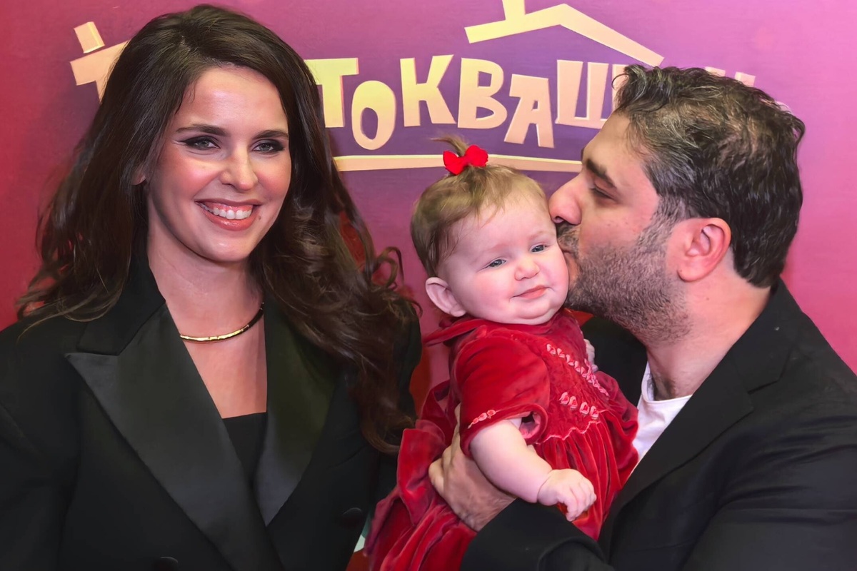     Впервые с двумя дочками на красной дорожке: Лиза Моряк и Сарик Андреасян появились на премьере с Шарлиз и Элизабет