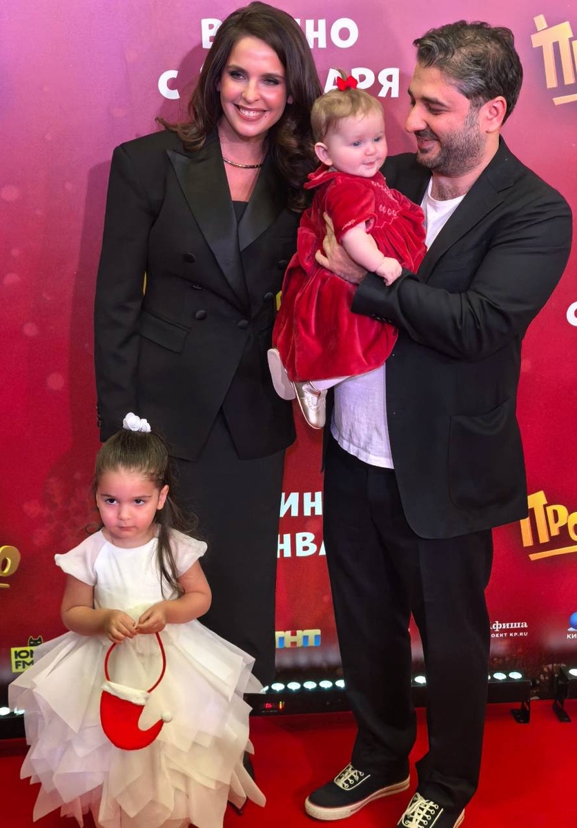    Лиза Моряк и Сарик Андреасян с Элизабет и Шарлиз на красной дорожкеФото Сергея Черных