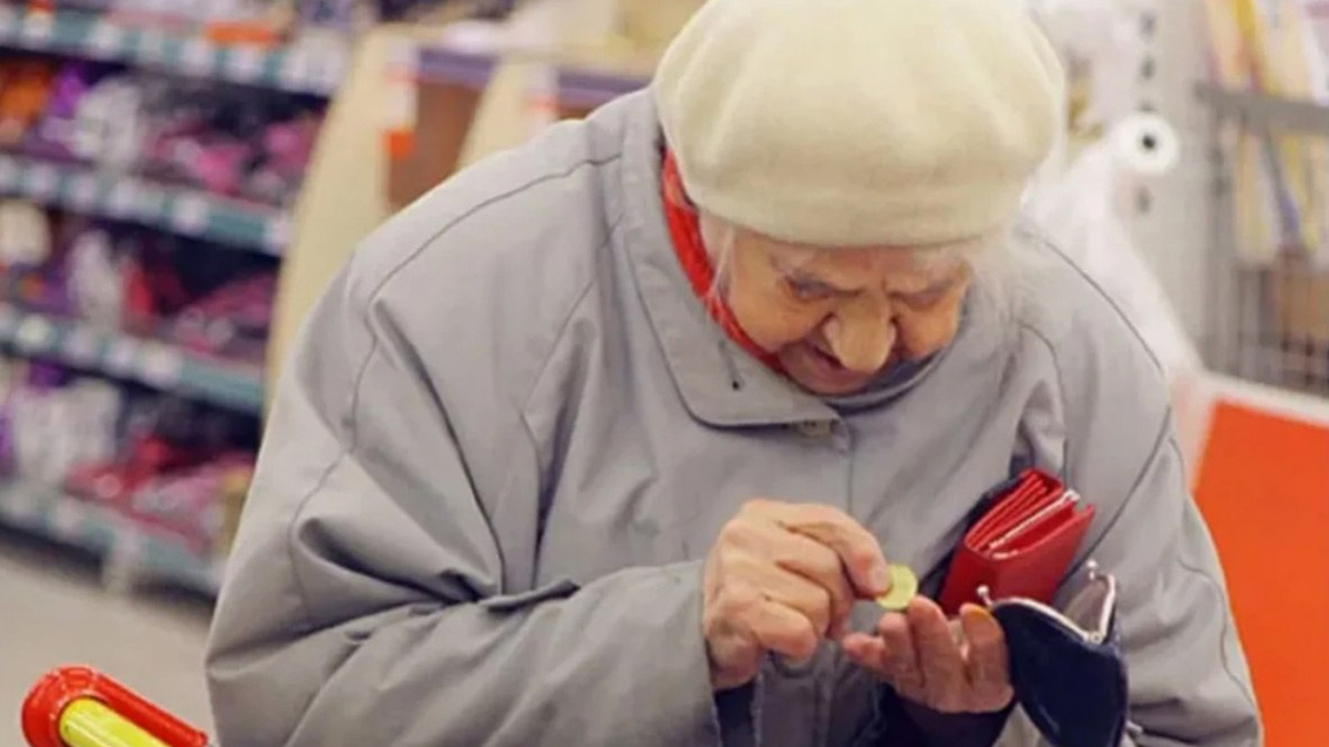 У полки с яйцами пенсионер пересчитывает мелочь 