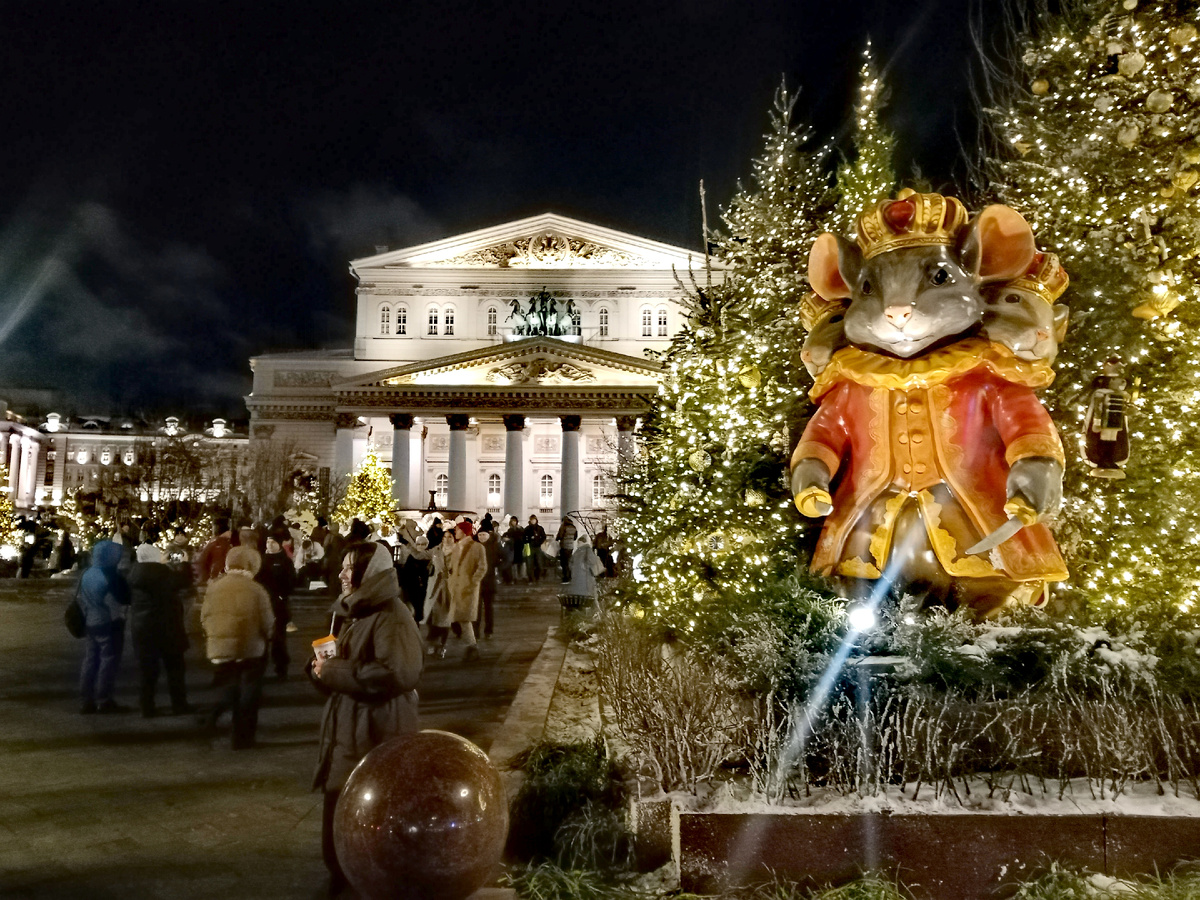 Театральная площадь (все фото автора от 14 декабря) 