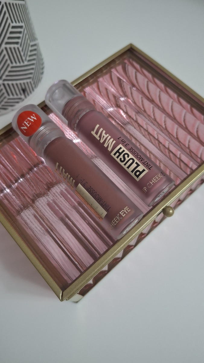 Купила два оттенка — «шоколадный трюфель» и «лиловый». Рассказываю, как использую их для губ, щек и век.