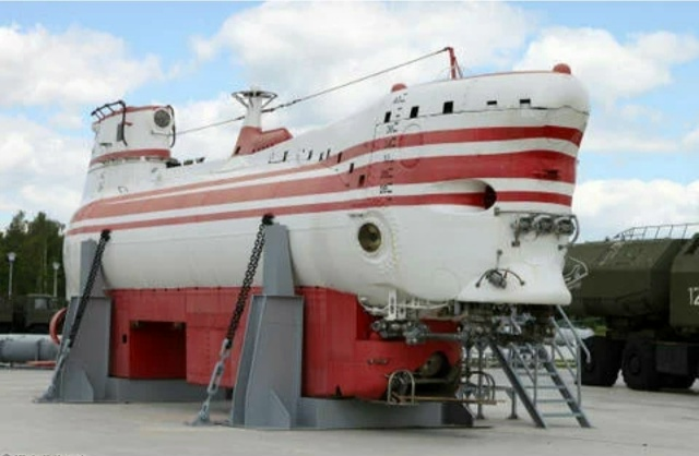 1975, 15 декабря: Экипаж опытного глубоководного аппарата «Поиск-2» (командир - капитан 3 ранга С.П. Антоненков) проекта 1825 впервые в стране достиг рекордной глубины 2016 м 