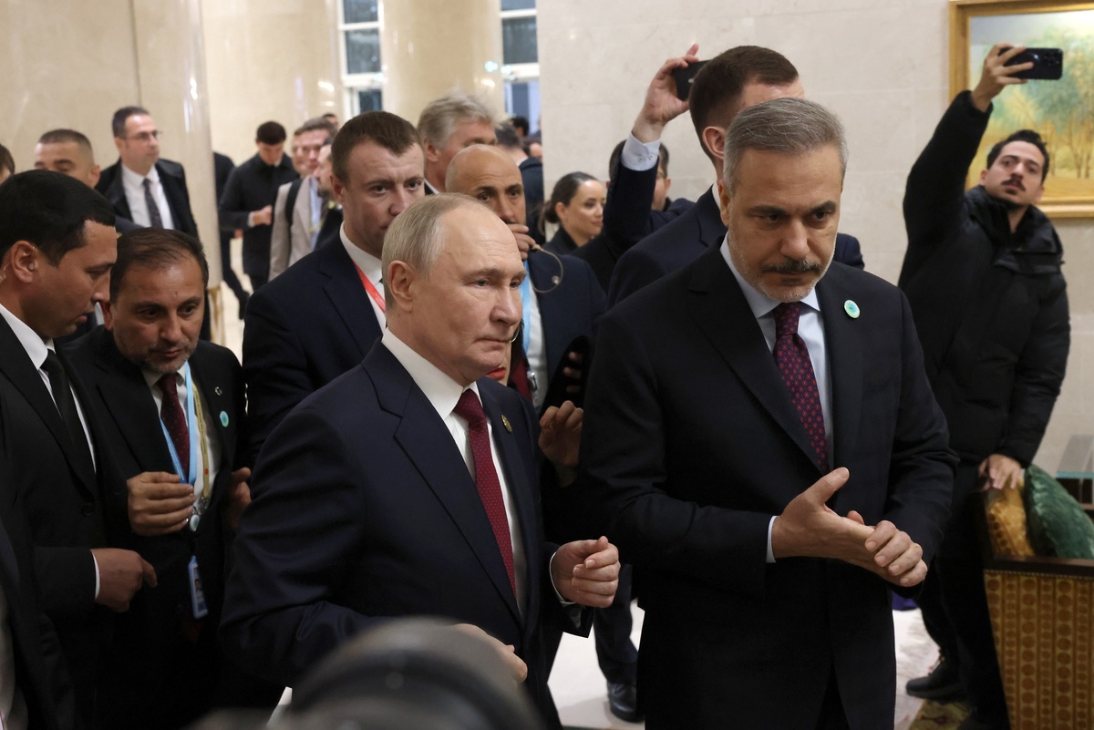    Президент РФ Владимир Путин "на ногах" пообщался с главой МИД Турции Хаканом Фиданом. / Константин Завражин/ РГ