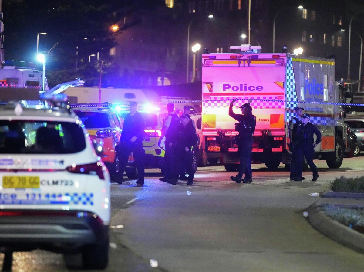    Полиция на месте стрельбы на пляже Бондай в Сиднее | © AP Photo / Mark Baker