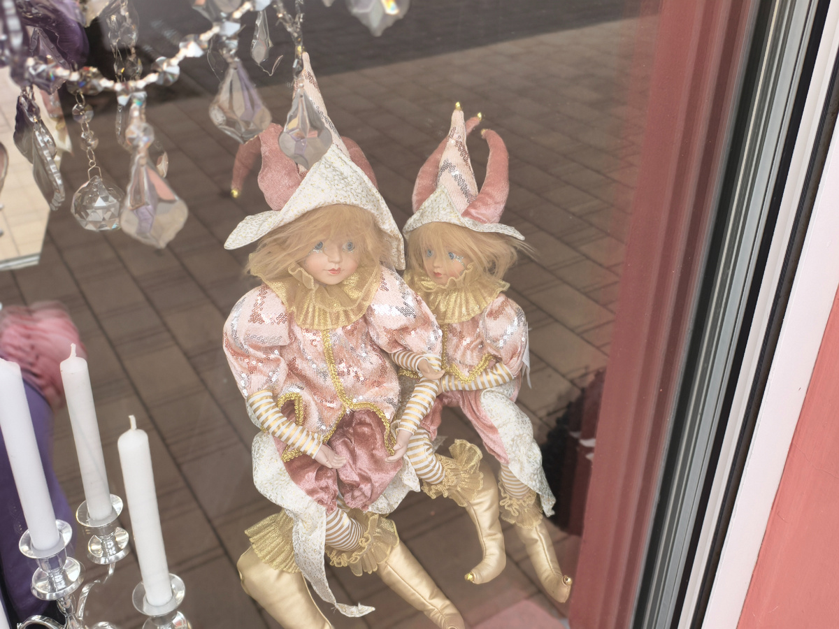 На витрине магазина 