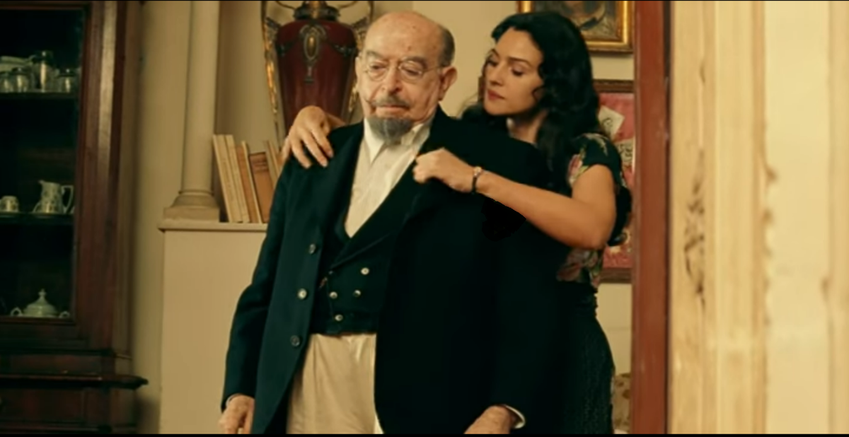 Малена каждый день навещает отца, готовит ему и ухаживает за стариком