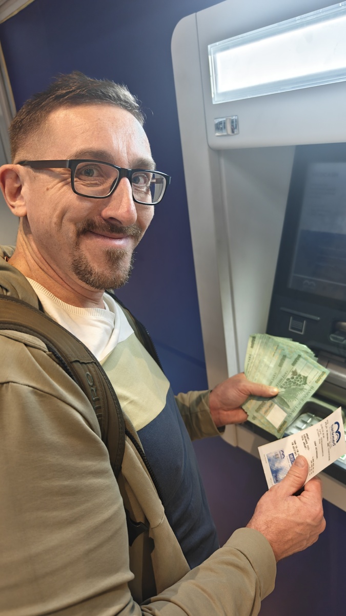 Так как прилетели ночью, первые деньги смогли оперативно поменять только через банкомат в аэропорту. Узбекская карта сработала. Алексей доволен! 